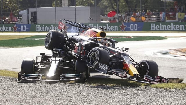  Verstappen und Hamilton crashen: Ricciardo Überraschungssieger