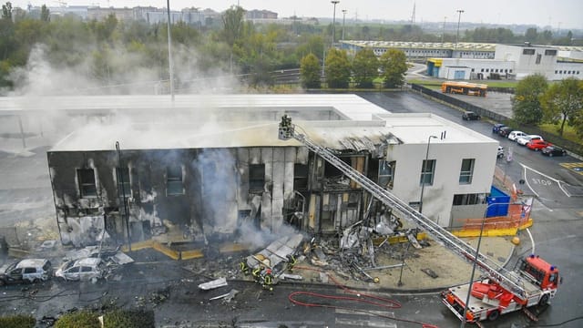  Kleinflugzeug stürzt in Bürogebäude bei Mailand