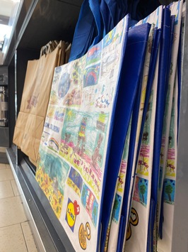 Lidl Schweiz: Einkaufstaschen mit aufgemalten Kinderzeichnungen im Verkauf
