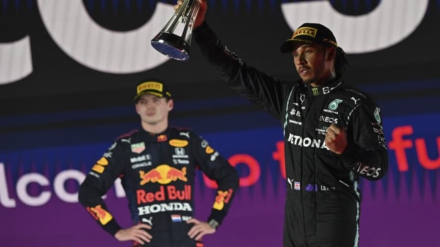  Re-Starts, Crashs und Strafen: Hamilton gewinnt vor Verstappen