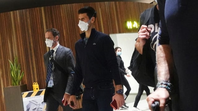  Djokovic hat Australien verlassen – Serbien spricht von Hexenjagd