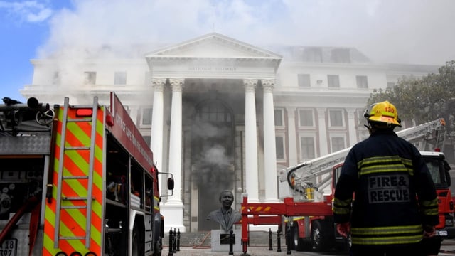  Noch immer Flammen im Parlament von Kapstadt