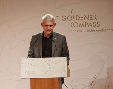 Bibel TV zeigt Medienpreis-Verleihung “Der Goldene Kompass 2021” / Preisträger sind Markus Lanz, Astrophysiker Prof. Heino Falcke und Influencer Johannes Mickenbecker (“The Real Life Guys”)