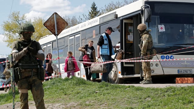  Mehrere Dutzend Zivilisten aus Stahlwerk in Mariupol evakuiert