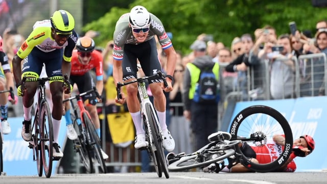  Giro-Neuling Van der Poel siegt im Sprint – Ewan stürzt