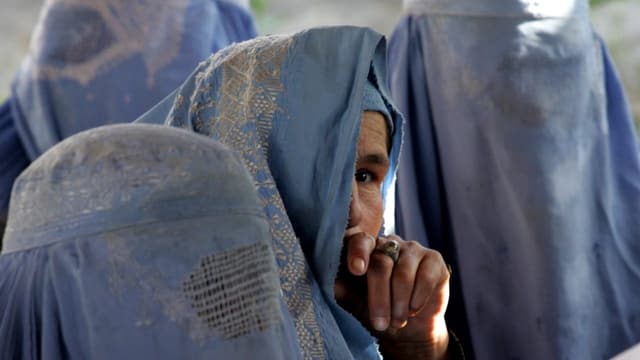  Afghanische Frauen müssen sich komplett verhüllen