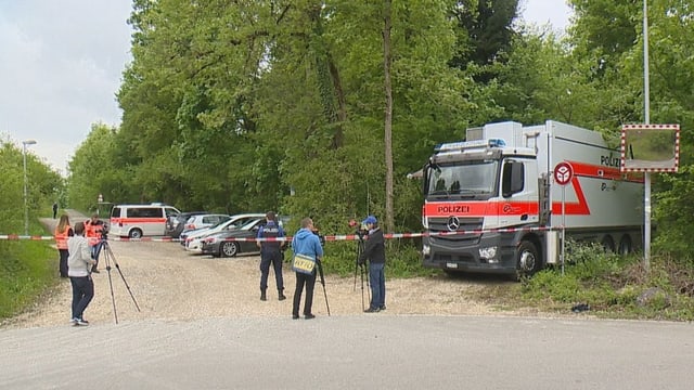  Polizei mit Grossaufgebot im Gebiet Hürstholz im Einsatz