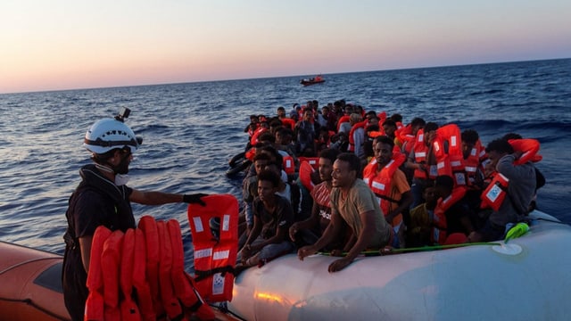  Hunderte Migranten vor Italien aus dem Meer gerettet