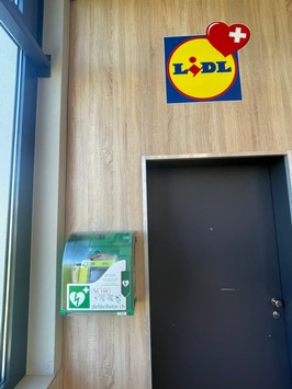 Defibrillatoren in allen Filialen von Lidl Schweiz / Jede Sekunde zählt
