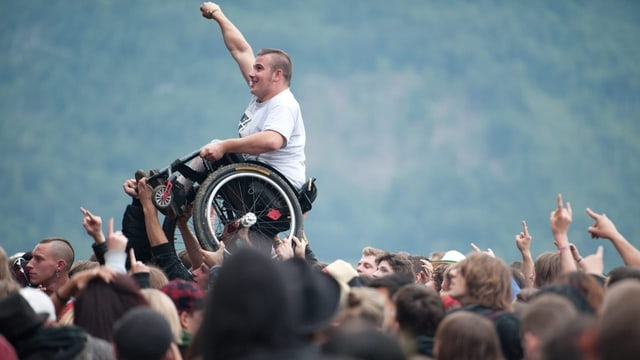  Ein Rollstuhl hält weder gefangen noch macht er zum Helden