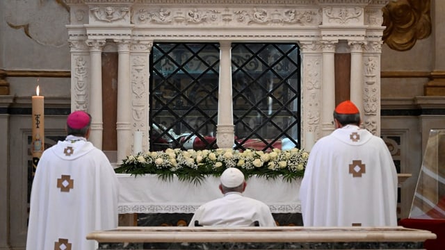  Franziskus betet zum ersten zurückgetretenen Papst