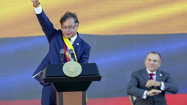  Kolumbiens erster linker Präsident legt Amtseid ab
