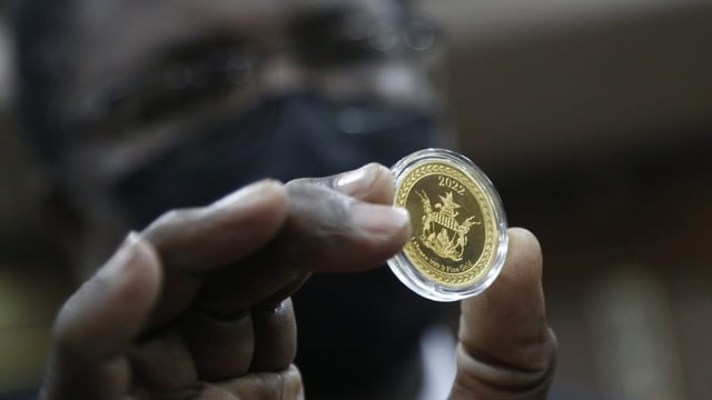  Simbabwe kämpft mit Goldmünze gegen Hyperinflation