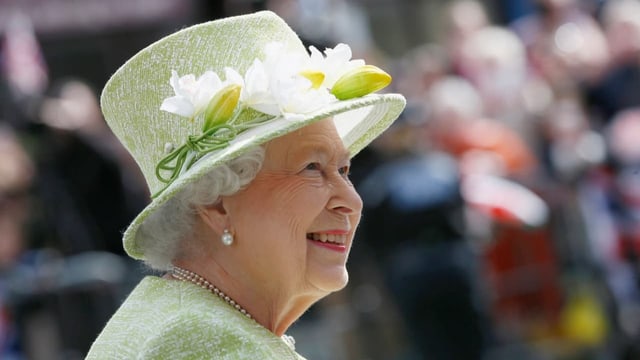  Was hatte Queen Elizabeth mit der Mode am Hut?