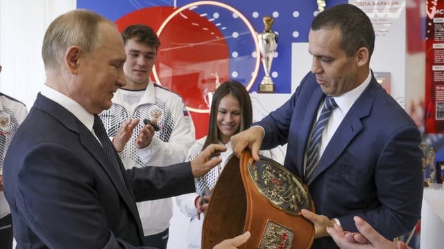  Russe Kremlew bleibt Präsident des Weltboxverbandes