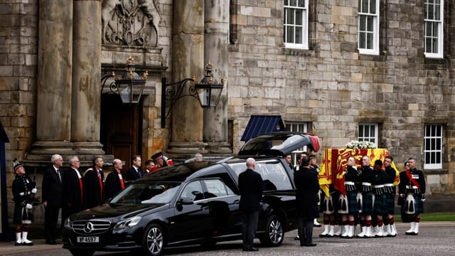  Leichnam der Queen in Edinburgh angekommen