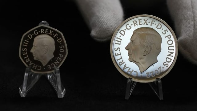  Diese Münzen zeigen den neuen König Charles