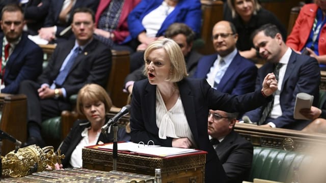  Parlament setzt Liz Truss unter Druck – Ministerin Braverman geht