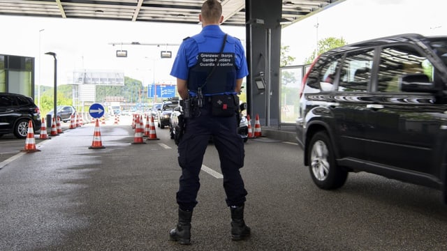  Mutmassliche Sprengstoffkäufer werden in die Schweiz ausgeliefert