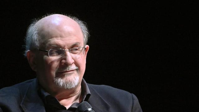 Salman Rushdie bleibt nach Attentat auf einem Auge blind