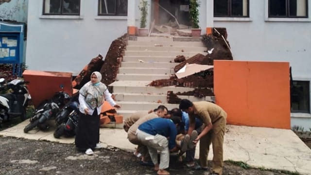  Erdbeben in Indonesien: Über 160 Tote