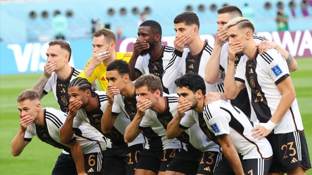  Deutsche Spieler mit Protest beim Mannschaftsfoto