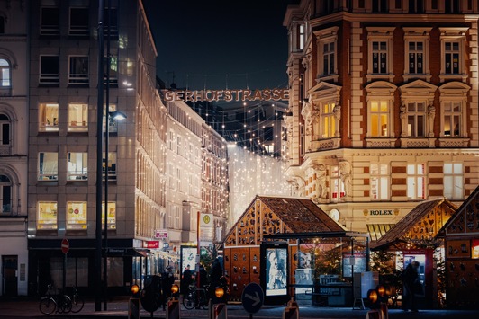  Winterlicher Sternenzauber in Hamburg – erstmals erleuchten funkelnde LED-Kristalle jetzt auch das Nikolai Quartier und das Quartier Gänsemarkt in Hamburg