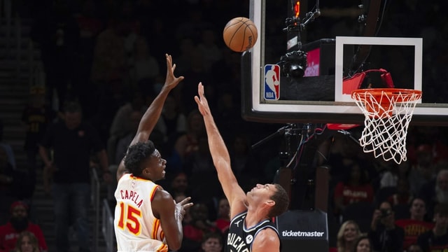  Die Hawks entzaubern Milwaukee