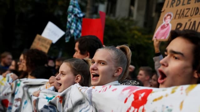  Lehrkräfte sagen «nem» zu Hungerlöhnen und kaputten Schulen