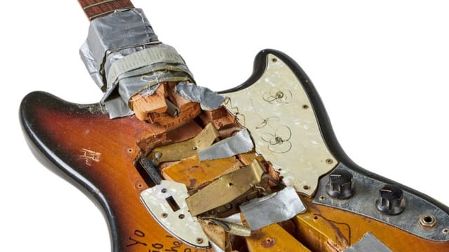  Zerschmetterte Gitarre von Kurt Cobain versteigert