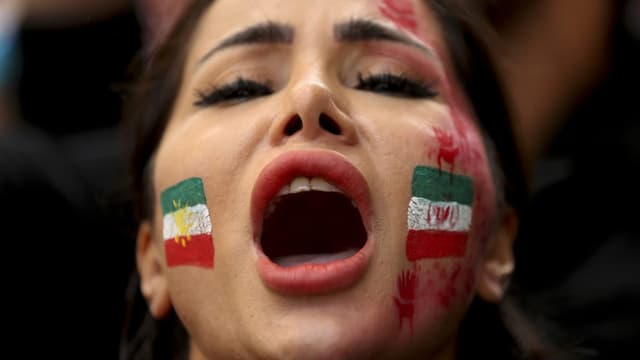  Podcasterinnen wehren sich gegen Fake News aus Iran