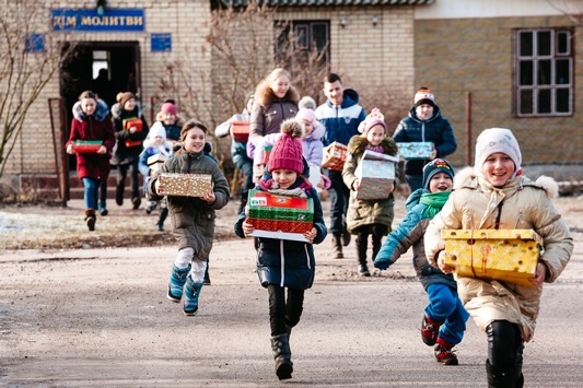  “Weihnachten im Schuhkarton®” schenkt Hoffnung in Krisenzeiten / 291.554 bedürftige Kinder erhalten Schuhkartongeschenke