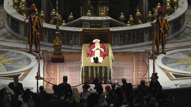  Zehntausende nehmen Abschied von Papst Benedikt XVI.
