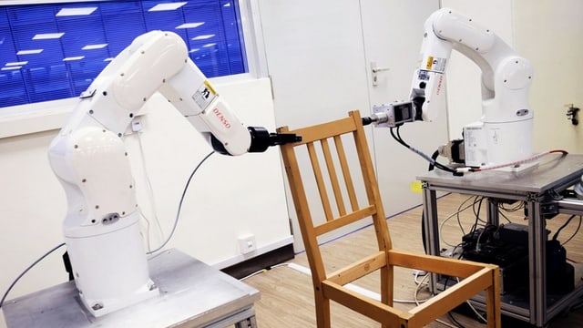  Roboter bauen Stuhl in 20 Minuten auf – wie lange brauchen wir?