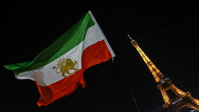  Iranischer Widerstand auf Eiffelturm projiziert