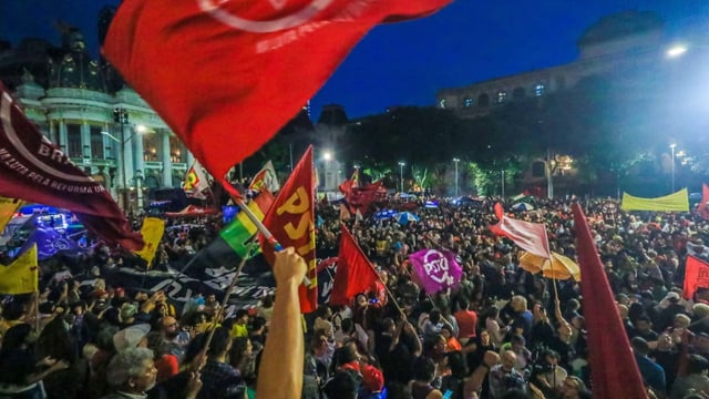  Tausende gehen in Brasilien für Demokratie auf die Strasse