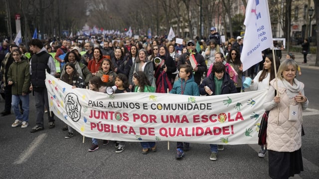  Zehntausende Lehrpersonen demonstrieren in Lissabon
