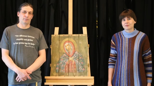  Ukrainisches Paar verwandelt Munitionskisten in Kunst