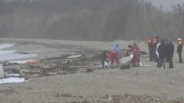  Mehr als 40 Migranten sterben bei Bootsunglück in Italien
