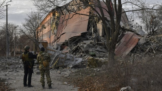  Noch stoppt Bachmut den russischen Vormarsch im Donbass