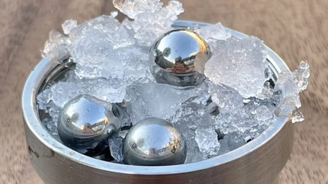  Forschende erschaffen mit Stahlkugeln eine neue Eisform