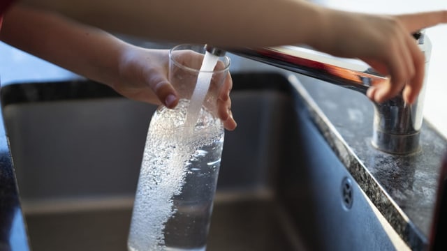  Mit einem Aktivkohle-Filter lässt sich Trinkwasser säubern