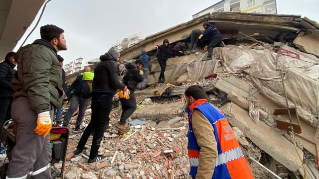  Rund 1900 Tote bei schweren Erdbeben in der Türkei und Syrien