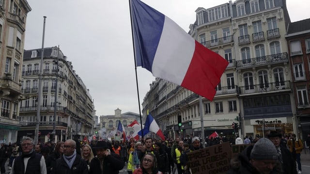  Frankreichs Gewerkschaften drohen mit unbefristetem Streik