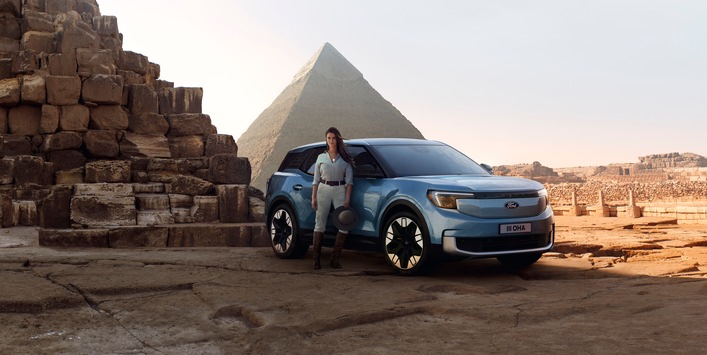  Weltreise auf historischen Spuren: Abenteurerin Lexie Alford umrundet den Globus im vollelektrischen Ford Explorer