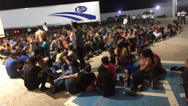  Polizei findet 343 Migranten in einem Lastwagen in Mexiko