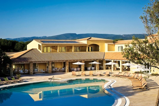  Neue Luxusoase für Erholungssuchende auf Sardinien: Baja Hotel Is Arenas