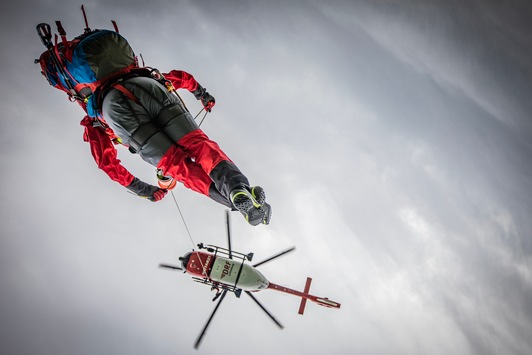  Spektakuläres Foto einer Windenrettung / DRF Luftrettung mit “Photo of the Year Award” ausgezeichnet
