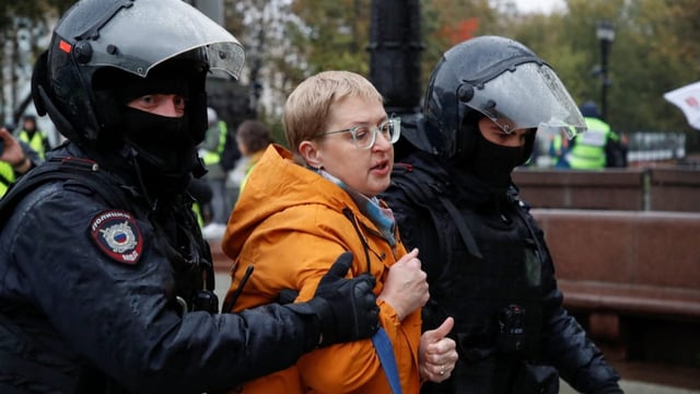  Wenn die russische Polizei die Hipster-Bar stürmt