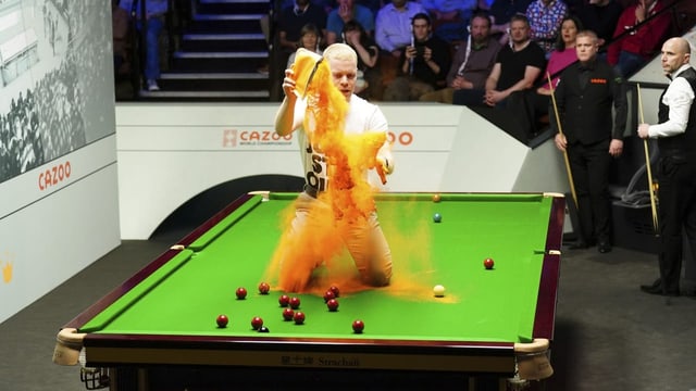  Eklat bei der Snooker-WM: Oranges Pulver und Klebe-Versuch
